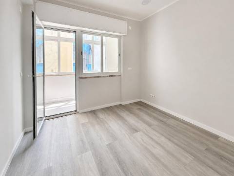 Apartamento T1 Totalmente Remodelado à Venda no Centro da Amadora, em Frente à Estação