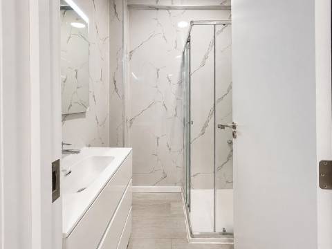 Apartamento T1 Totalmente Remodelado à Venda no Centro da Amadora, em Frente à Estação
