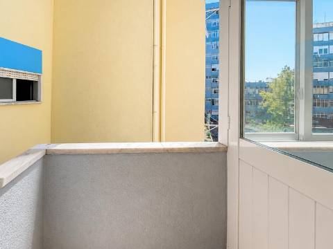 Apartamento T1 Totalmente Remodelado à Venda no Centro da Amadora, em Frente à Estação
