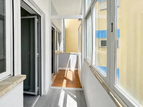 Apartamento T1 Totalmente Remodelado à Venda no Centro da Amadora, em Frente à Estação