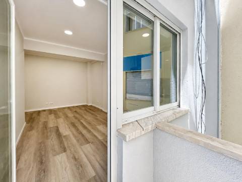 Apartamento T1 Totalmente Remodelado à Venda no Centro da Amadora, em Frente à Estação