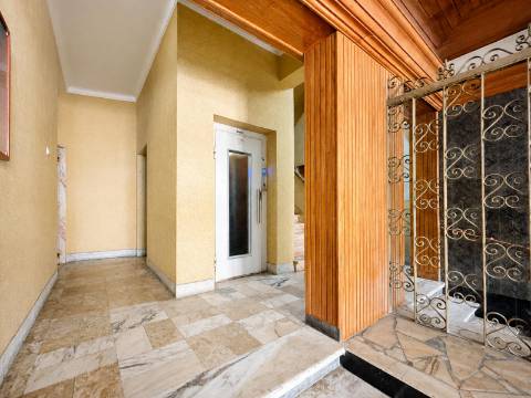 Apartamento T1 Totalmente Remodelado à Venda no Centro da Amadora, em Frente à Estação