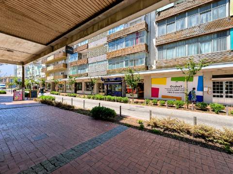 Apartamento T1 Totalmente Remodelado à Venda no Centro da Amadora, em Frente à Estação