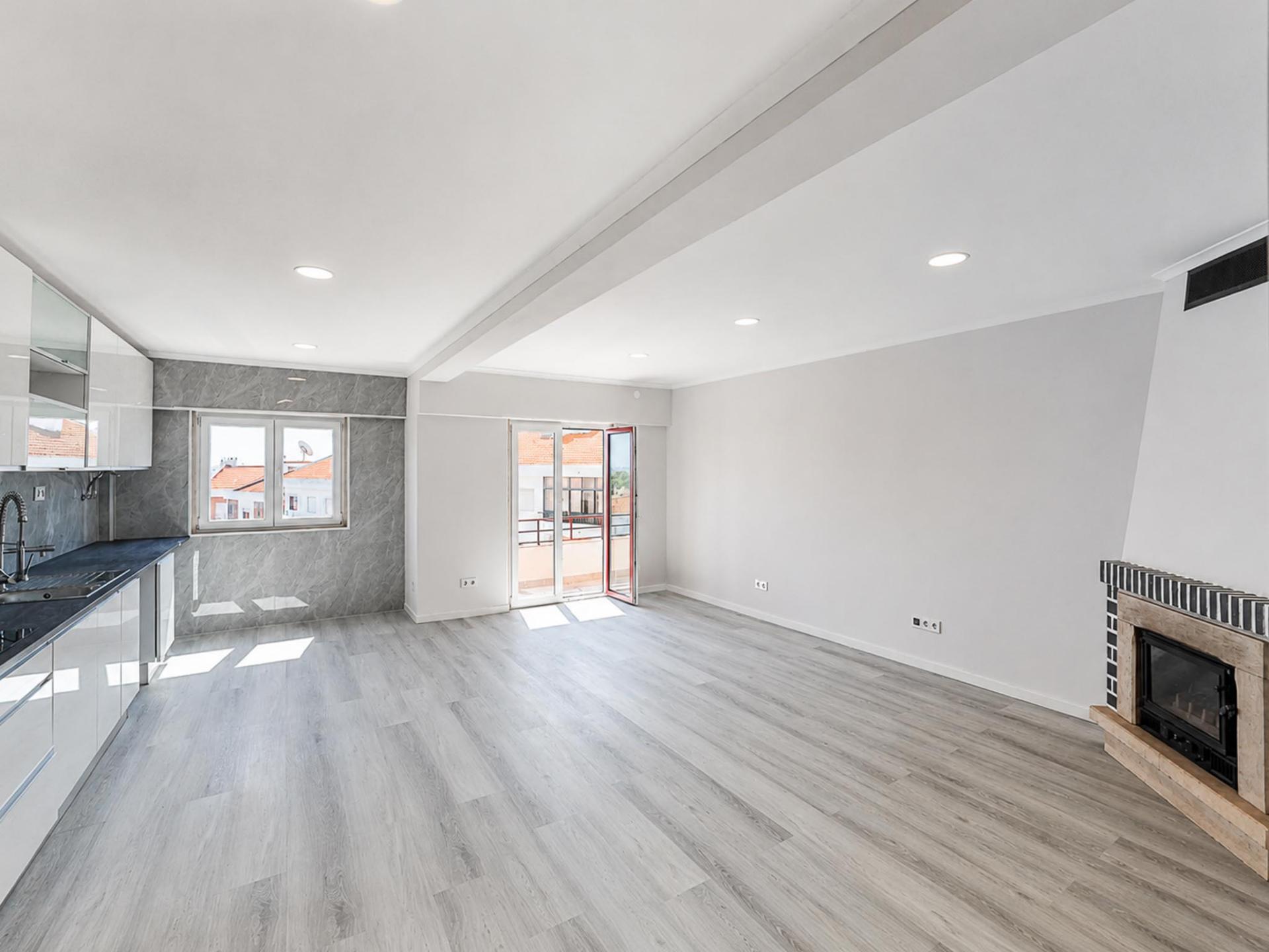 T4 Totalmente Remodelado em Amora, Seixal, com Excelente Localização