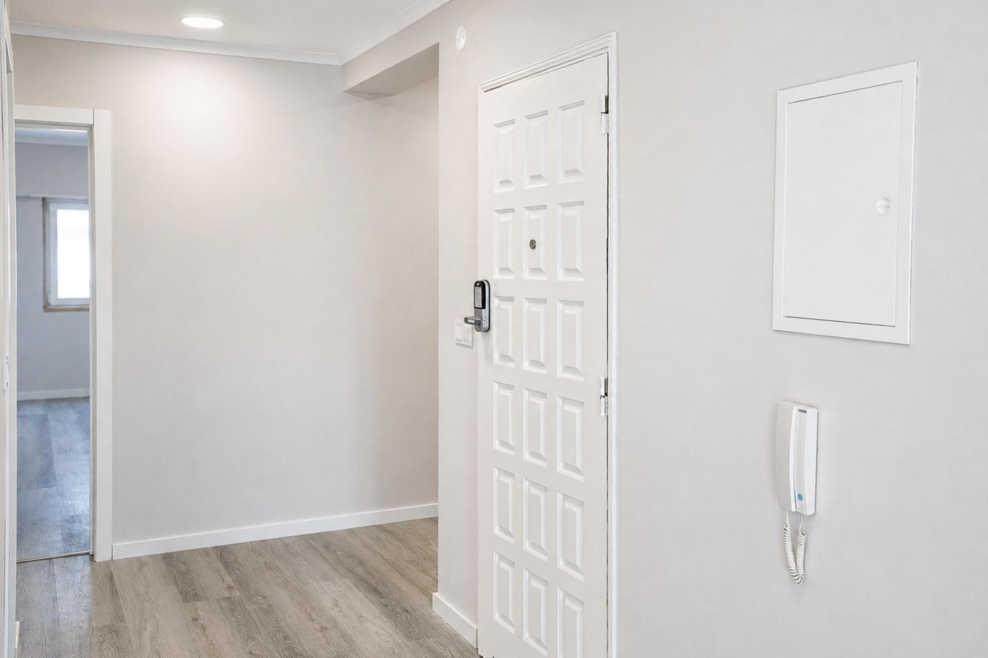 T4 Totalmente Remodelado em Amora, Seixal, com Excelente Localização