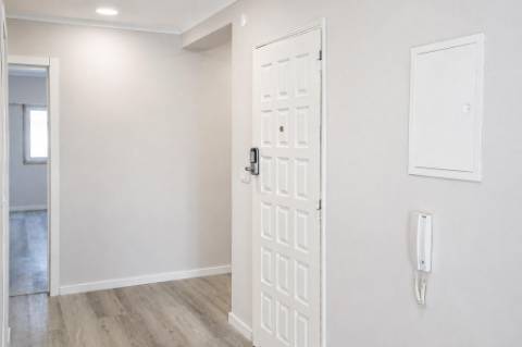 T4 Totalmente Remodelado em Amora, Seixal, com Excelente Localização