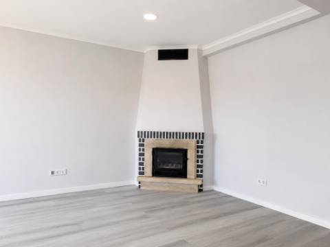 T4 Totalmente Remodelado em Amora, Seixal, com Excelente Localização