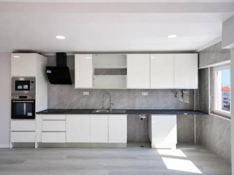 T4 Totalmente Remodelado em Amora, Seixal, com Excelente Localização