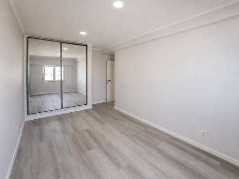T4 Totalmente Remodelado em Amora, Seixal, com Excelente Localização