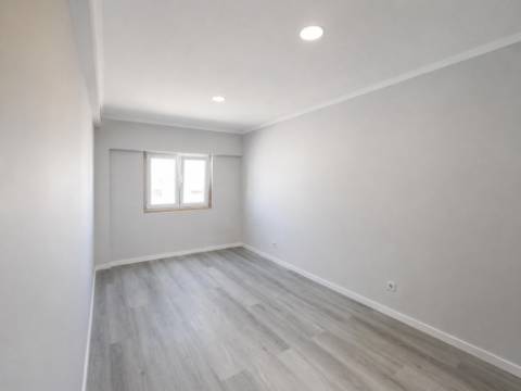 T4 Totalmente Remodelado em Amora, Seixal, com Excelente Localização