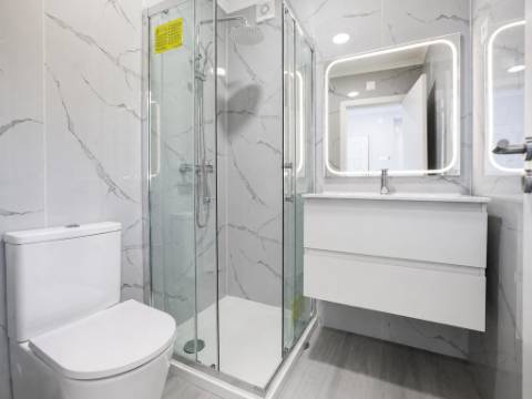 T4 Totalmente Remodelado em Amora, Seixal, com Excelente Localização