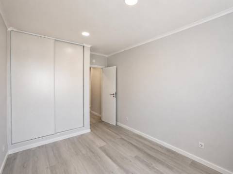 T4 Totalmente Remodelado em Amora, Seixal, com Excelente Localização