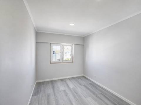 T4 Totalmente Remodelado em Amora, Seixal, com Excelente Localização