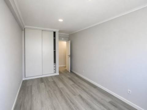 T4 Totalmente Remodelado em Amora, Seixal, com Excelente Localização
