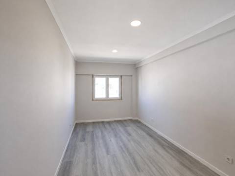 T4 Totalmente Remodelado em Amora, Seixal, com Excelente Localização
