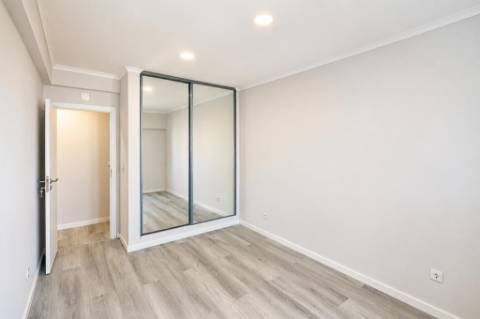 T4 Totalmente Remodelado em Amora, Seixal, com Excelente Localização