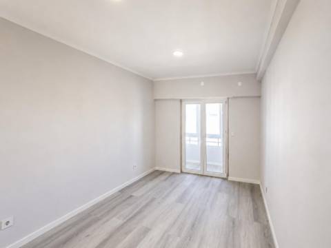 T4 Totalmente Remodelado em Amora, Seixal, com Excelente Localização
