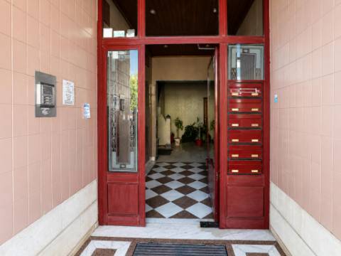 T4 Totalmente Remodelado em Amora, Seixal, com Excelente Localização