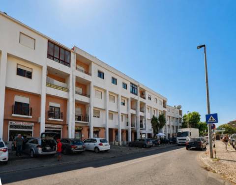 T4 Totalmente Remodelado em Amora, Seixal, com Excelente Localização
