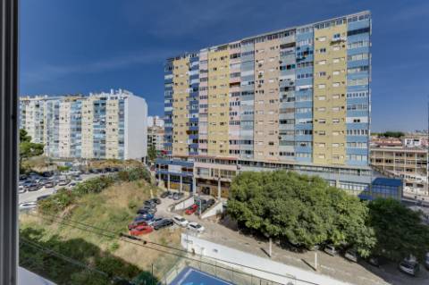 VIVER NESTE MARAVILHOSO E ESPAÇOSO T4 TRANSFORMADO EM T3 EM ALMADA, CACILHAS), É VIVER ONDE O TEJO ENCONTRA A MODERNIDADE..........................