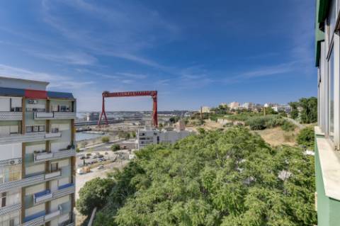 VIVER NESTE MARAVILHOSO E ESPAÇOSO T4 TRANSFORMADO EM T3 EM ALMADA, CACILHAS), É VIVER ONDE O TEJO ENCONTRA A MODERNIDADE..........................