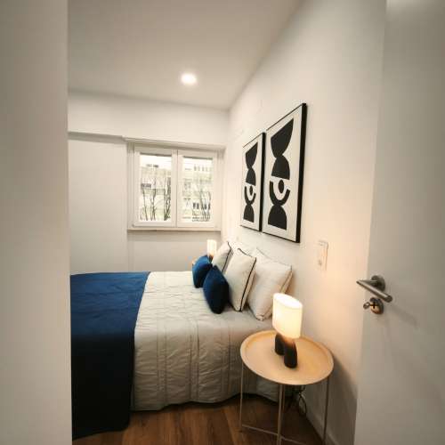 Espaçoso Apartamento de 3 Frentes com Varanda Panorâmica em Benfica a 7 minutos a pé do Centro Comercial Colombo