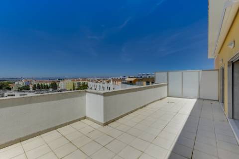 EXCENENTE DUPLEX COM GARAGEM BOX E DOIS TERAÇOSNA URBANIZAÇÃO VARANDAS DO MONTIJO