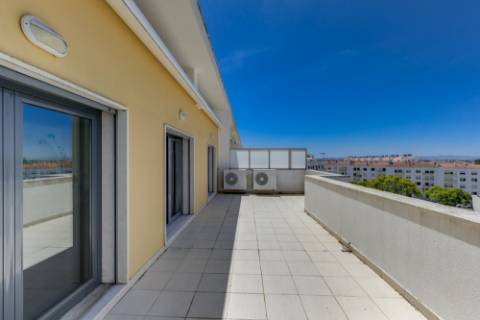 EXCENENTE DUPLEX COM GARAGEM BOX E DOIS TERAÇOSNA URBANIZAÇÃO VARANDAS DO MONTIJO
