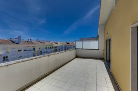 EXCENENTE DUPLEX COM GARAGEM BOX E DOIS TERAÇOSNA URBANIZAÇÃO VARANDAS DO MONTIJO