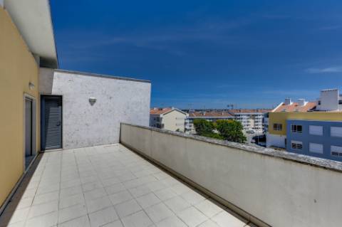 EXCENENTE DUPLEX COM GARAGEM BOX E DOIS TERAÇOSNA URBANIZAÇÃO VARANDAS DO MONTIJO