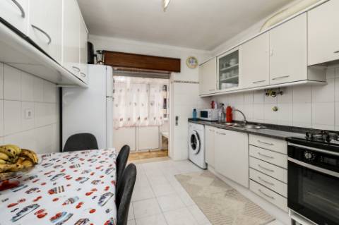 APARTAMENTO T3 VENDA NO CARREGADO PERTO DO OUTLET SHOPPING CAMPERA