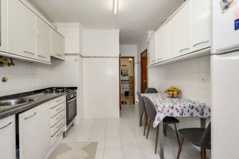 APARTAMENTO T3 VENDA NO CARREGADO PERTO DO OUTLET SHOPPING CAMPERA