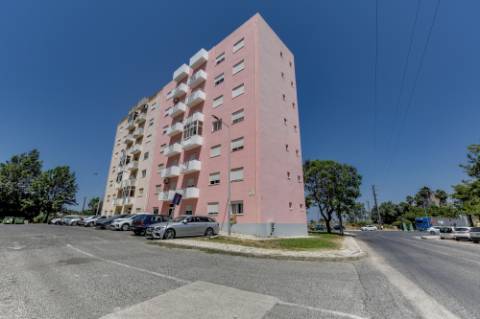 APARTAMENTO T3 VENDA NO CARREGADO PERTO DO OUTLET SHOPPING CAMPERA