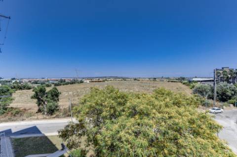 APARTAMENTO T3 VENDA NO CARREGADO PERTO DO OUTLET SHOPPING CAMPERA