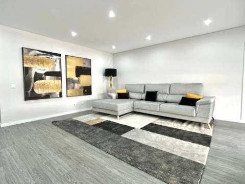Apartamento T3 em Condomínio com Piscina .