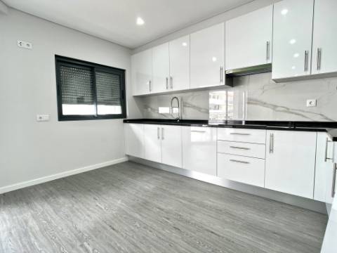 Apartamento T3 em Condomínio com Piscina .