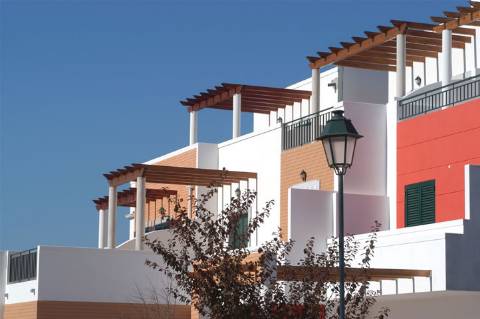 Lote com 115.90 m2 de área total, e 145 m2 de área de construção na Turolhão