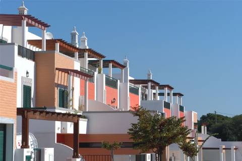Lote com 115.90 m2 de área total, e 145 m2 de área de construção na Turolhão