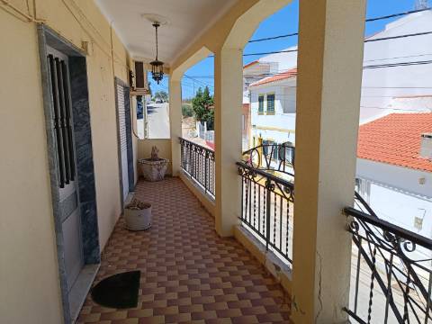 EDIFÍCIO COM TRÊS PISOS - VÁRIAS DIVISÕES - HABITAÇÃO - RESTAURANTE - COMÉRCIO - SERVIÇOS - SÃO BARTOLOMEU DO SUL - CASTRO MARIM