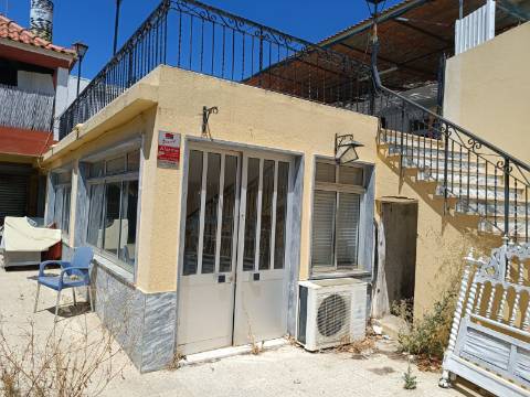 EDIFÍCIO COM TRÊS PISOS - VÁRIAS DIVISÕES - HABITAÇÃO - RESTAURANTE - COMÉRCIO - SERVIÇOS - SÃO BARTOLOMEU DO SUL - CASTRO MARIM