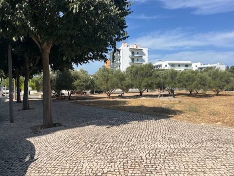 Terreno com 465m2 e 1609m2 para construção de 15 apartamentos + 1 loja, no centro de loule