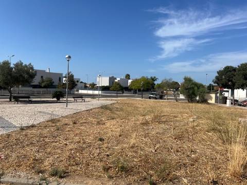 Terreno com 465m2 e 1609m2 para construção de 15 apartamentos + 1 loja, no centro de loule