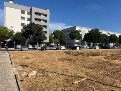 Terreno com 465m2 e 1609m2 para construção de 15 apartamentos + 1 loja, no centro de loule