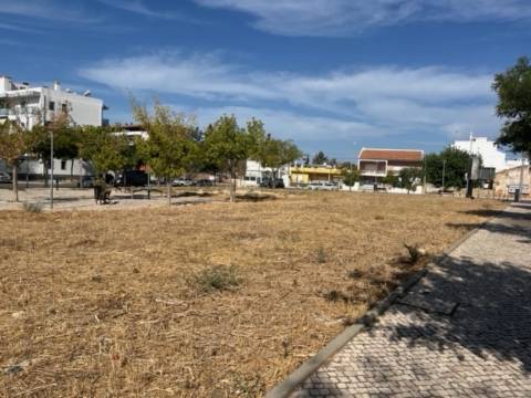 Terreno com 465m2 e 1609m2 para construção de 15 apartamentos + 1 loja, no centro de loule