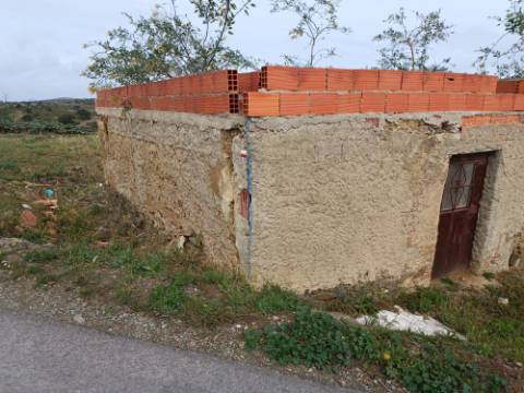 MORADIA TÍPICA ISOLADA COM 215 M2 EM ALVES - SANTANA DE CAMBAS - MÉRTOLA - BAIXO ALENTEJO