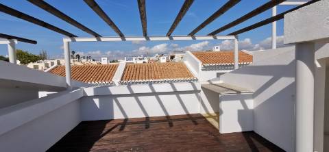 Moradia totalmente renovada com muita luz natural devido á sua original arquitetura no Carvoeiro!!!
