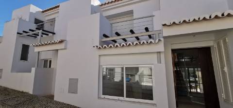 Moradia totalmente renovada com muita luz natural devido á sua original arquitetura no Carvoeiro!!!