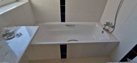 Moradia totalmente renovada com muita luz natural devido á sua original arquitetura no Carvoeiro!!!