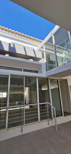 Moradia totalmente renovada com muita luz natural devido á sua original arquitetura no Carvoeiro!!!