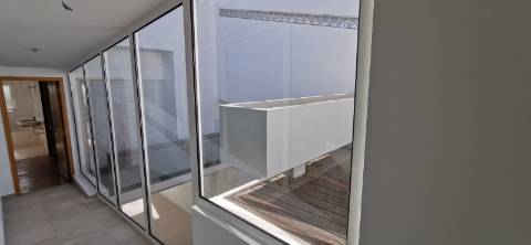 Moradia totalmente renovada com muita luz natural devido á sua original arquitetura no Carvoeiro!!!